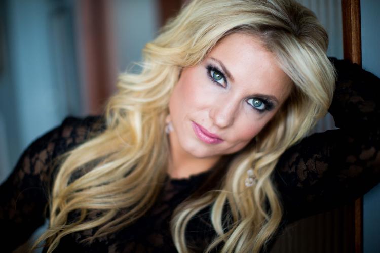 Julie RobertsProfile, Photos, News and Bio