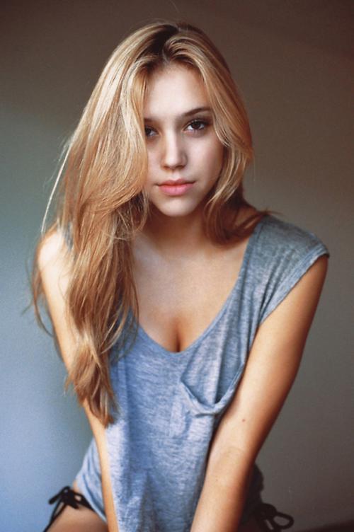 Alexis Ren