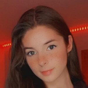 
Ella Bloom

