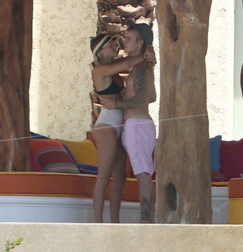 Justin Bieber & Sofia Richie -- Besos de Cumpleaos en Cabo (Photo Gallery)