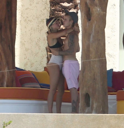Justin Bieber & Sofia Richie -- Besos de Cumpleaos en Cabo (Photo Gallery) Justin Bieber & Sofia Richie -- Besos de Cumpleaos en Cabo (Photo Gallery)