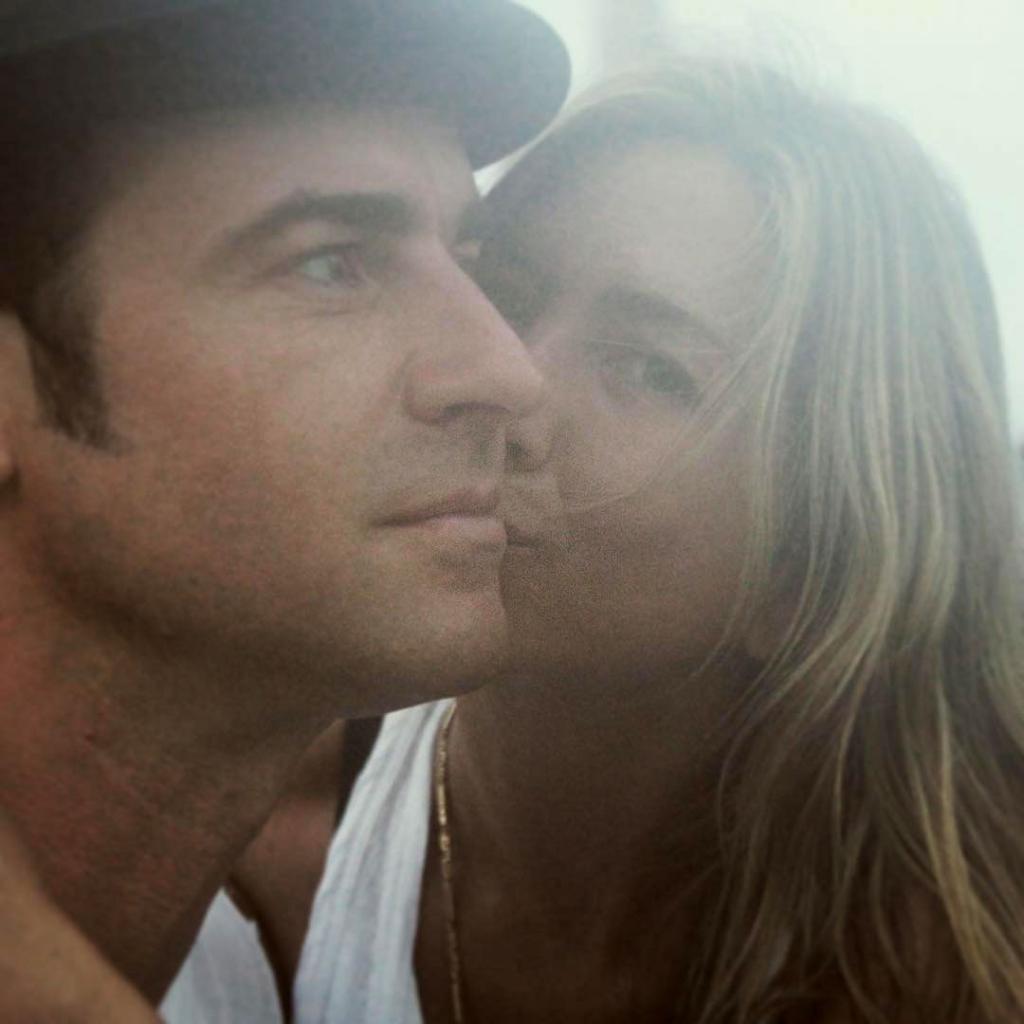 Justin Theroux Shares Sweet Photo with Jennifer Aniston on 2-Year Wedding    Anniversary