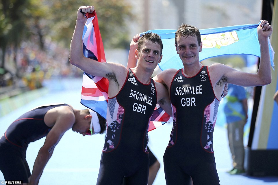 Alistair Brownlee wins gold in men\'s triathlon, brother Jonny second