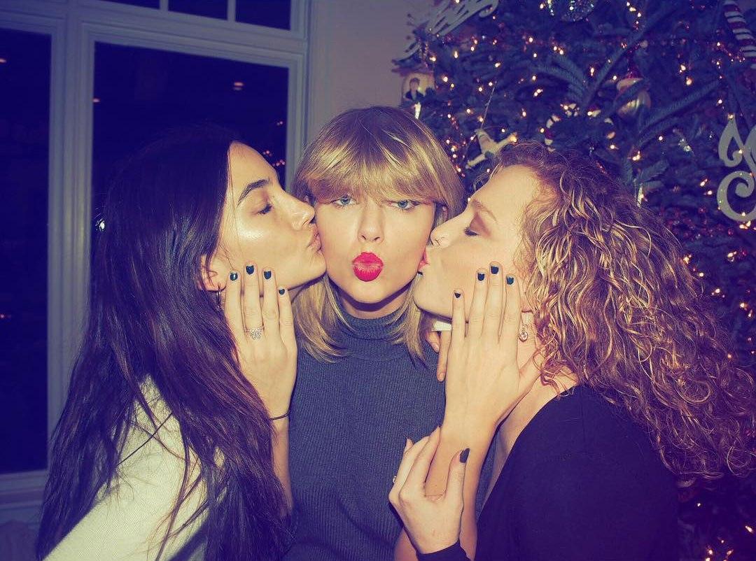 15 Photos That Prove Every Day Is Galentineâ€™s Day for Taylor Swift