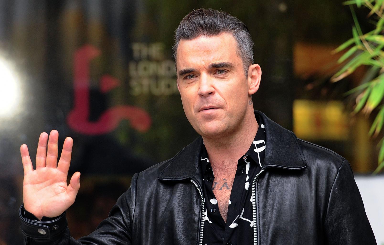Robbie Williams Breaks Down In Tears While Dedicating Song To Manchester Victims