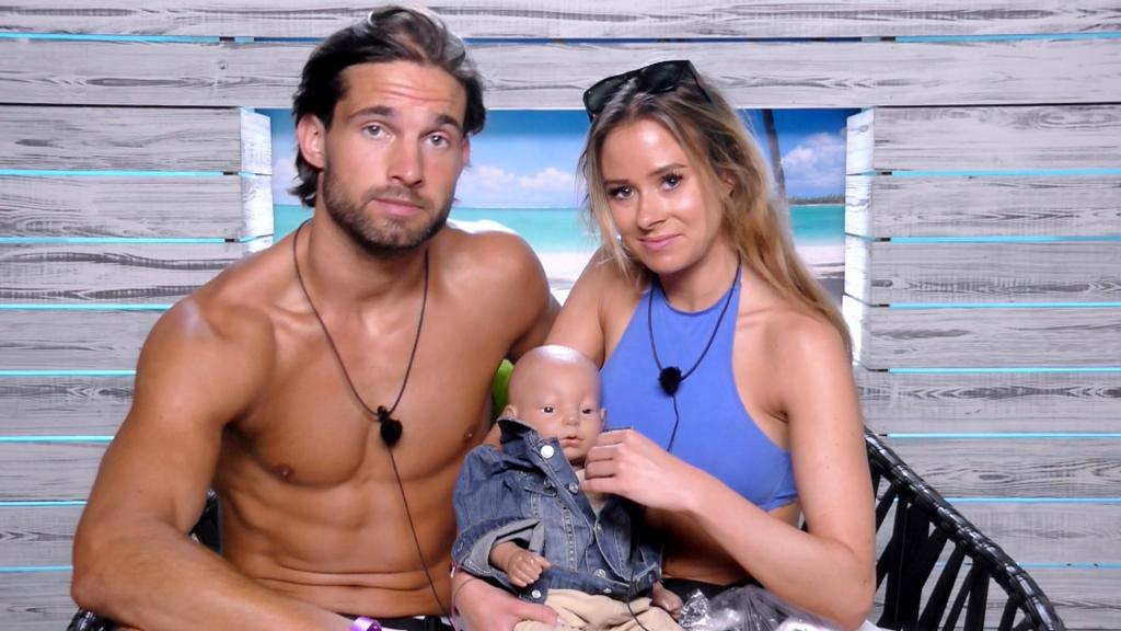 Love Island 2017: Caroline Flack isn't sure about Jamie and Camilla