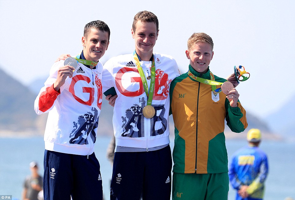 Alistair Brownlee wins gold in men\'s triathlon, brother Jonny second