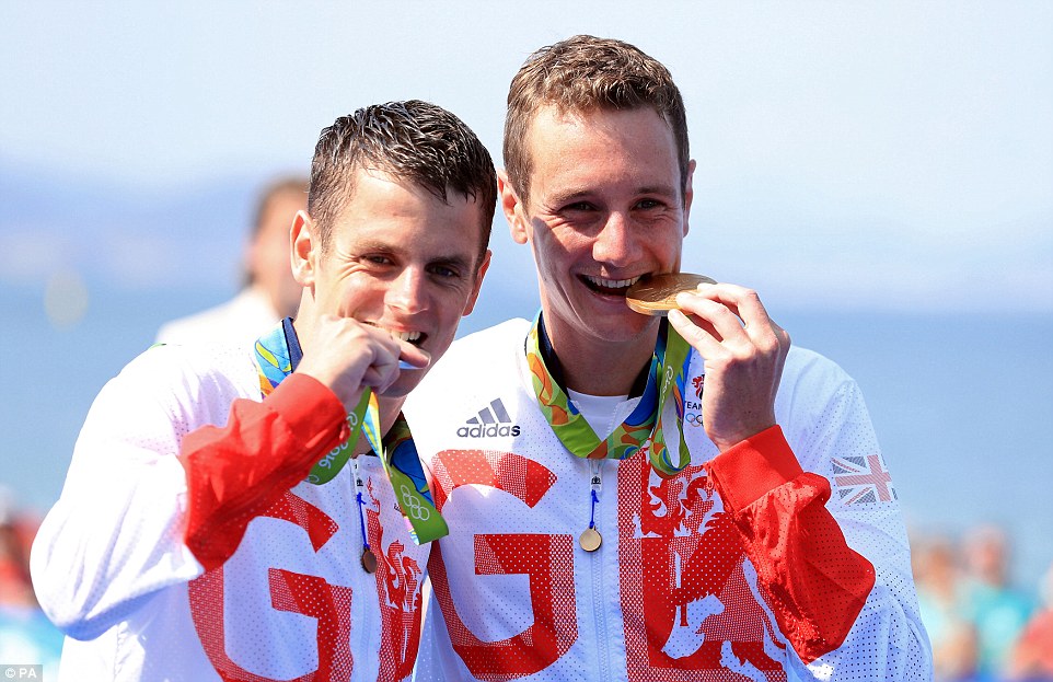 Alistair Brownlee wins gold in men\'s triathlon, brother Jonny second