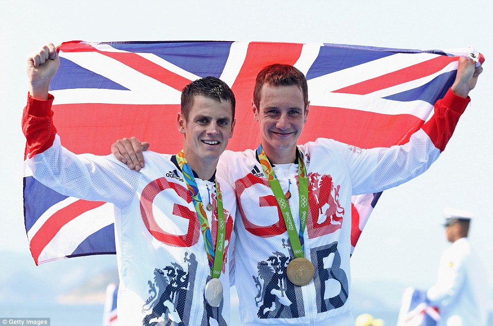 Alistair Brownlee wins gold in men's triathlon, brother Jonny second