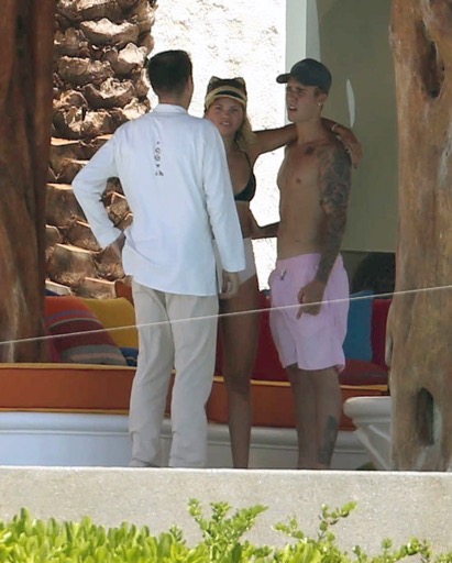 Justin Bieber & Sofia Richie -- Besos de Cumpleaos en Cabo (Photo Gallery)