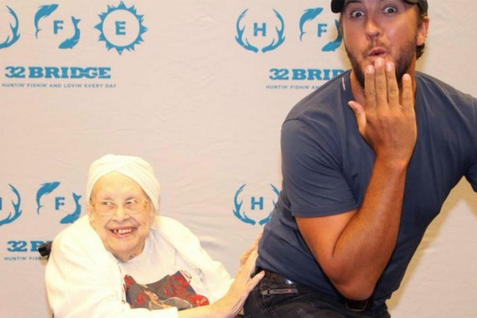 Luke Bryan Finally Breaks His No Butt-Touching Rule for 88-Year-Old Terminally Ill    Fan