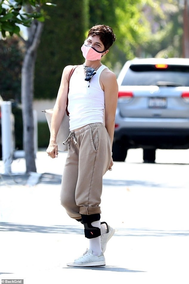 Selma Blair oozes casual style as she dons sweatpants and a face mask