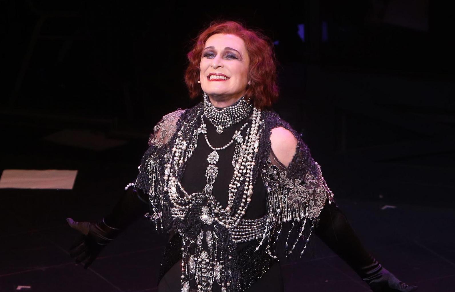 Glenn Close Halts Broadway Performance To Scold        Distracting And Disrespectful      '  Theatregoer For Taking Photos