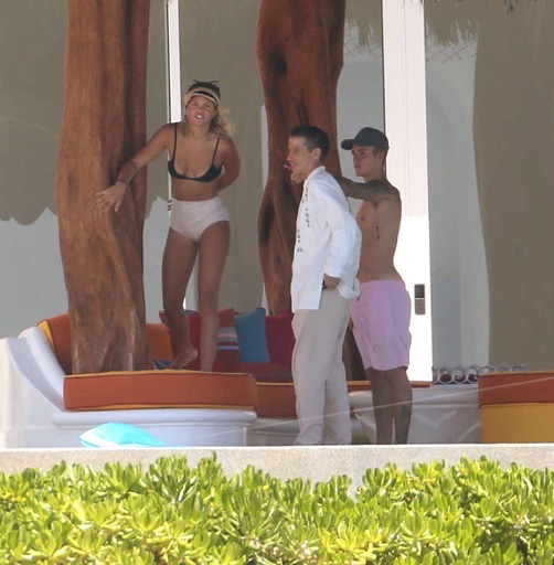 Justin Bieber & Sofia Richie -- Besos de Cumpleaos en Cabo (Photo Gallery)