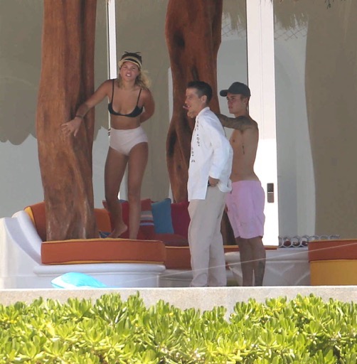 Justin Bieber & Sofia Richie -- Besos de Cumpleaos en Cabo (Photo Gallery) Justin Bieber & Sofia Richie -- Besos de Cumpleaos en Cabo (Photo Gallery)