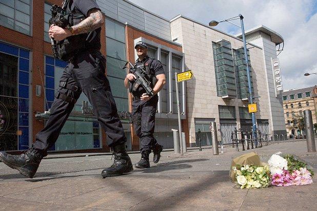 Thousands Gather in Manchester at Silent Vigil for Ariana Grande Concert Bombing Victims