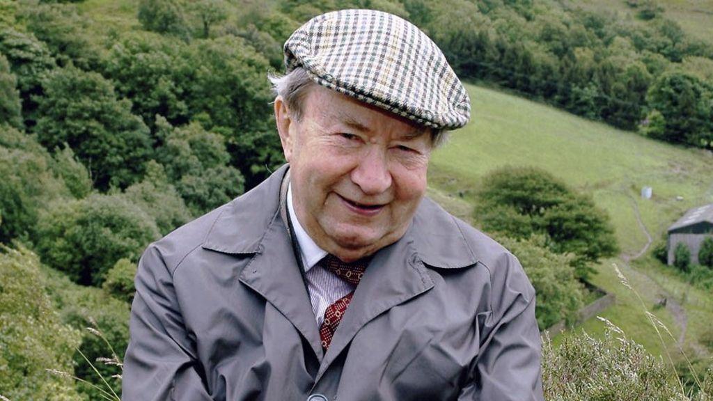 Peter Sallis: Wallace and Gromit actor dies aged 96 - BBC News