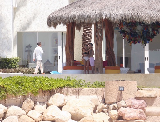 Justin Bieber & Sofia Richie -- Besos de Cumpleaos en Cabo (Photo Gallery) Justin Bieber & Sofia Richie -- Besos de Cumpleaos en Cabo (Photo Gallery)