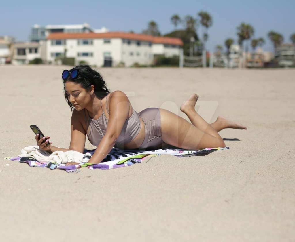 Chelsea Guarriello -- Make Up, Cake Up (Photo Gallery) Chelsea Guarriello -- Make Up, Cake Up (Photo Gallery)