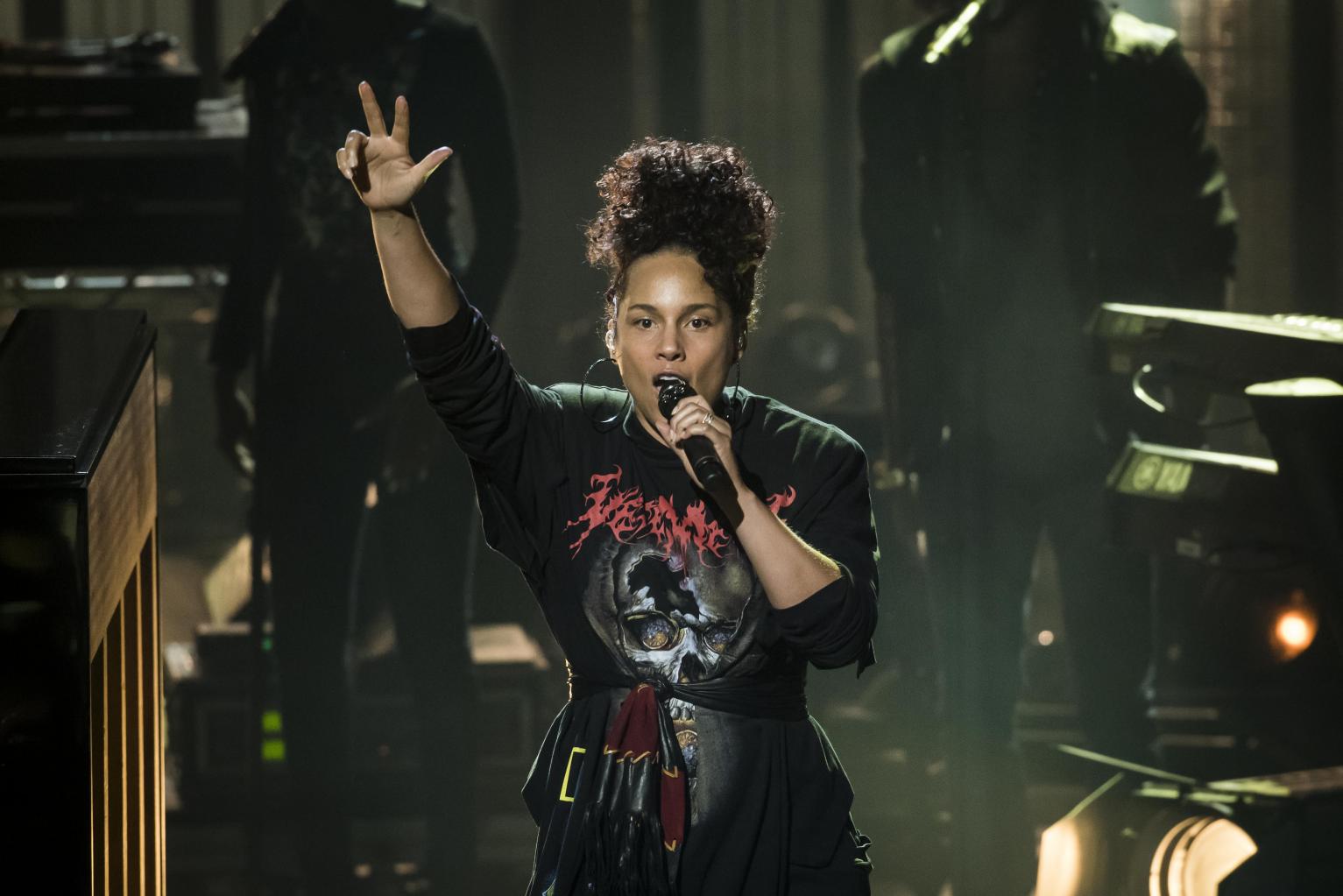 Alicia Keys Blasts Disneyâ€™s â€˜Snow Whiteâ€™: â€˜Totally Sexist, Misogynistic â€” Sheâ€™s Cleaning For Seven Dwarfsâ€™