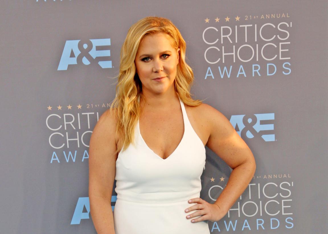Amy Schumer Buys Back Her Dad       's Farm       '  See His Reaction