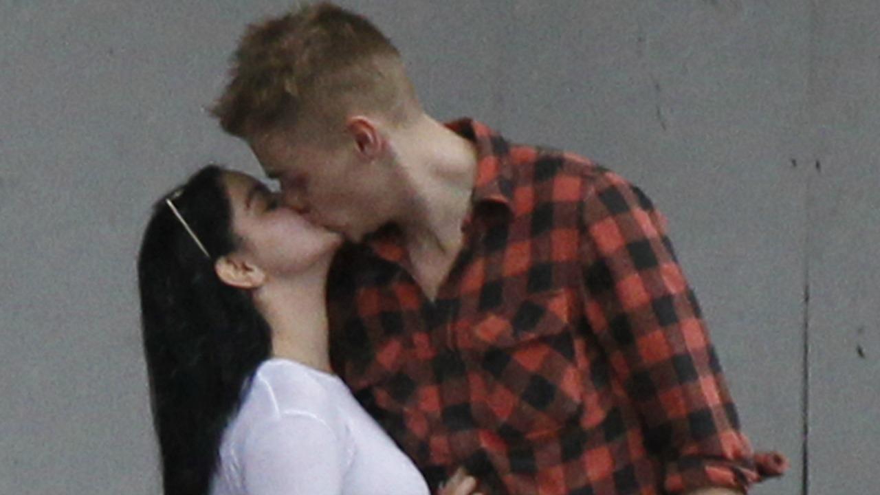 Ariel Winter and Levi Meaden Share a Kiss After Celebrating Friendsgiving