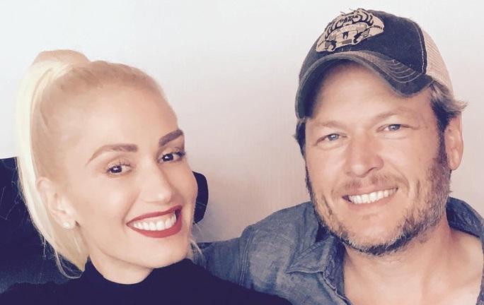 Blake Shelton Puts On â€˜Private Showâ€™ For Gwen Stefaniâ€™s Family On Christmas Eve