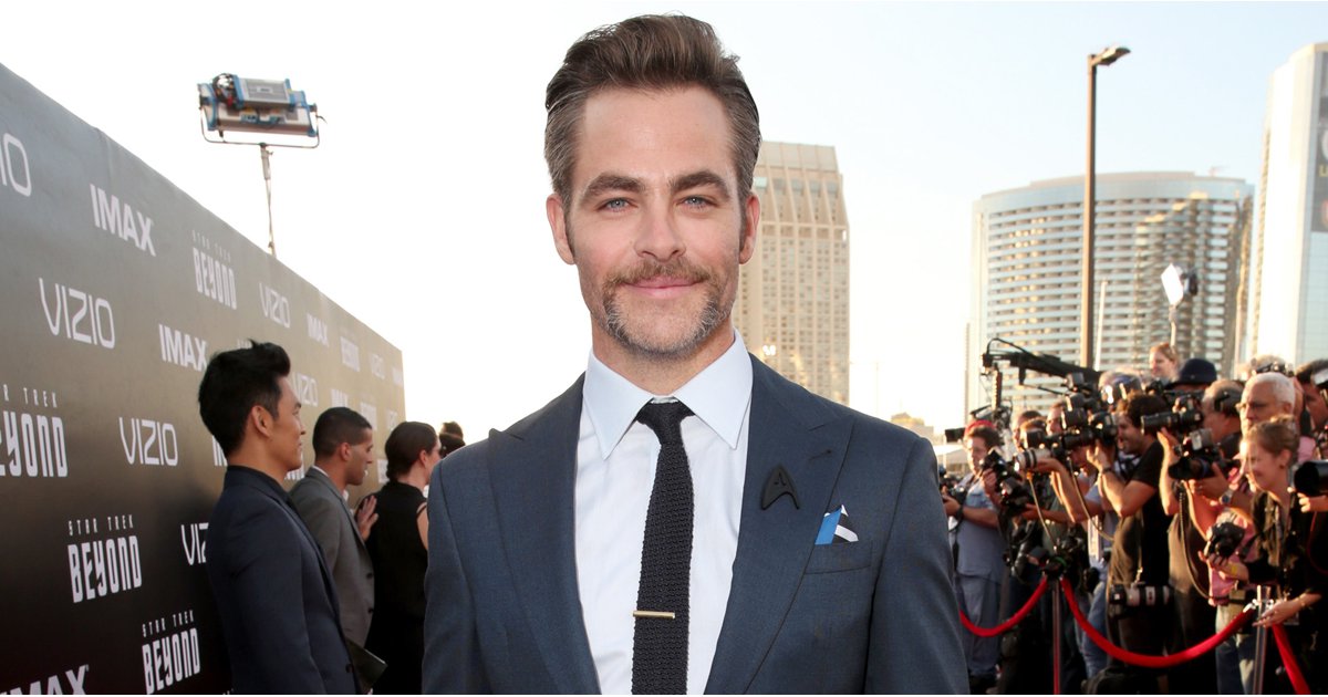 Chris Pine Brings His Sexy Scruff to the Premiere of Star Trek Beyond