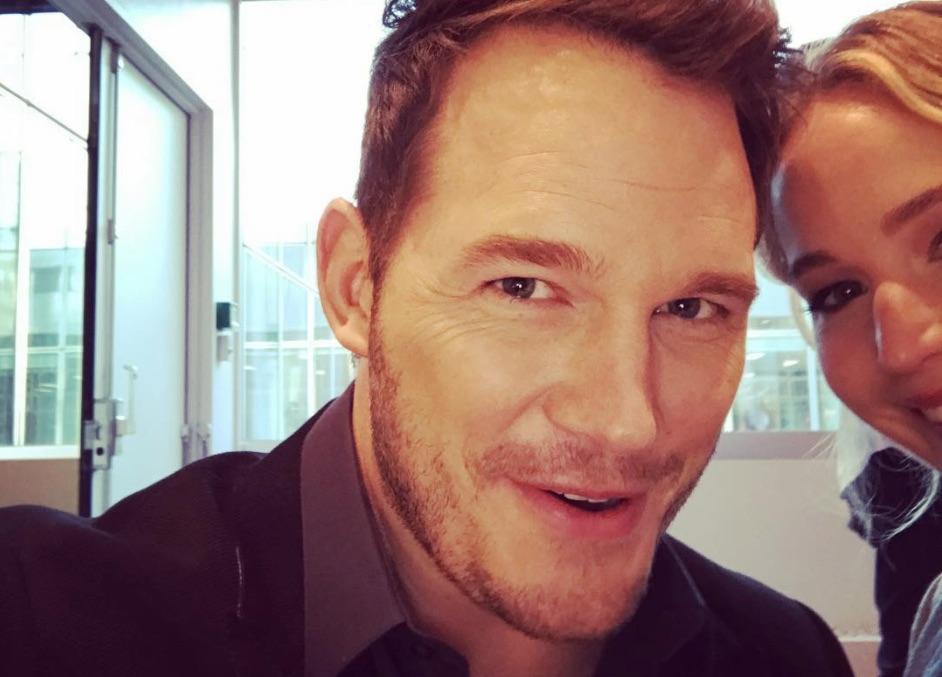 Chris Pratt Hilariously Crops        Passengers      '  Co-Star Jennifer Lawrence Out Of Selfies In Epic Prank