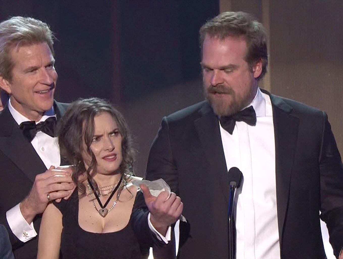 David Harbour Reveals the Story Behind Winona Ryder       's Meme-Inducing SAG Awards Facial Expressions