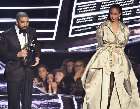 Drake Presents Rihanna With the Video Vanguard Award and Tells Her He Loves Her at the 2016 MTV VMAs