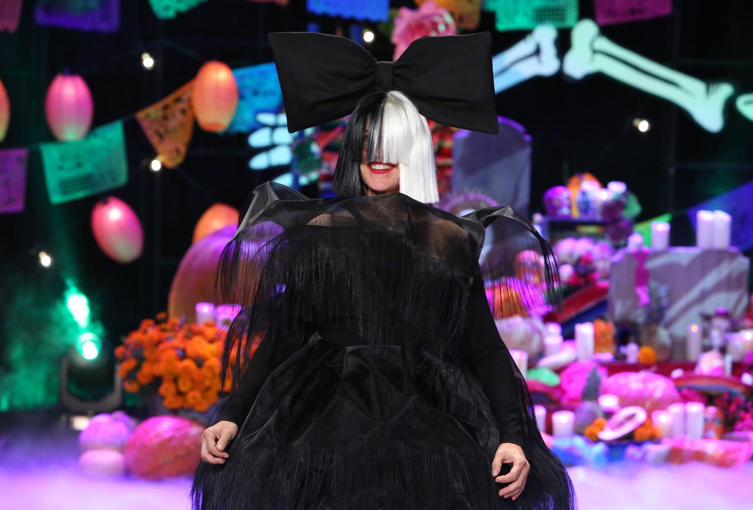 Ellen       's Halloween Makeover As Sia, With Guests Heidi Klum And Chris Martin