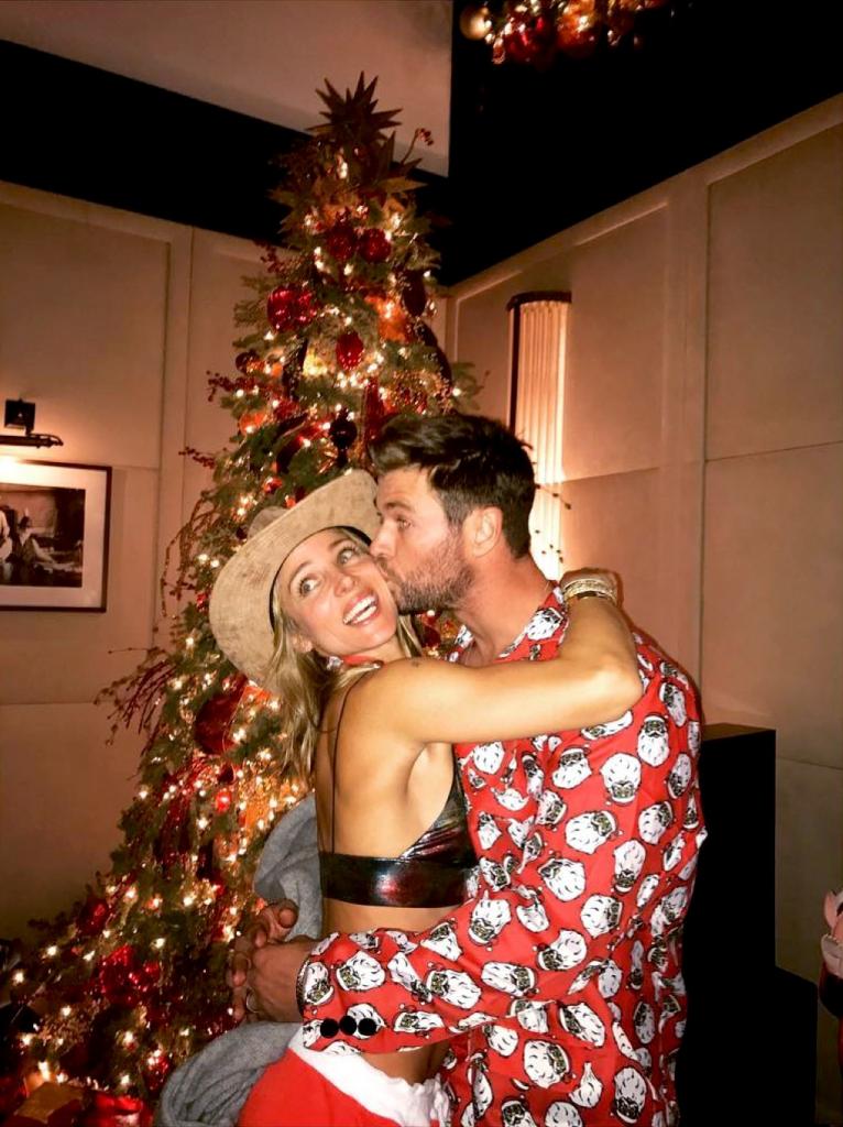 Elsa Pataky Gets Sweet Smooch from Husband Chris Hemsworth:        Best Christmas Present Ever!        
