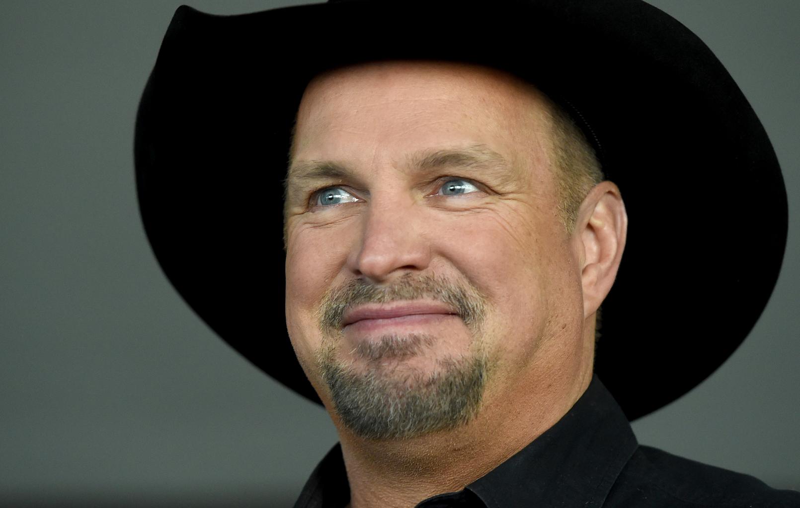 Garth Brooks Praises Ashton Kutcher       's Rendition Of        Friends in Low Places       ', Talks Two New Albums