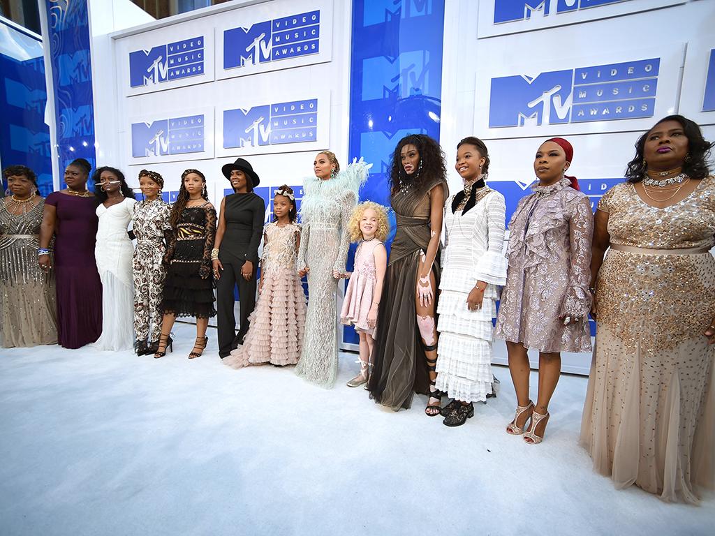 How Beyonc  '  Made a Powerful Black Lives Matter Statement on the VMAs Carpet