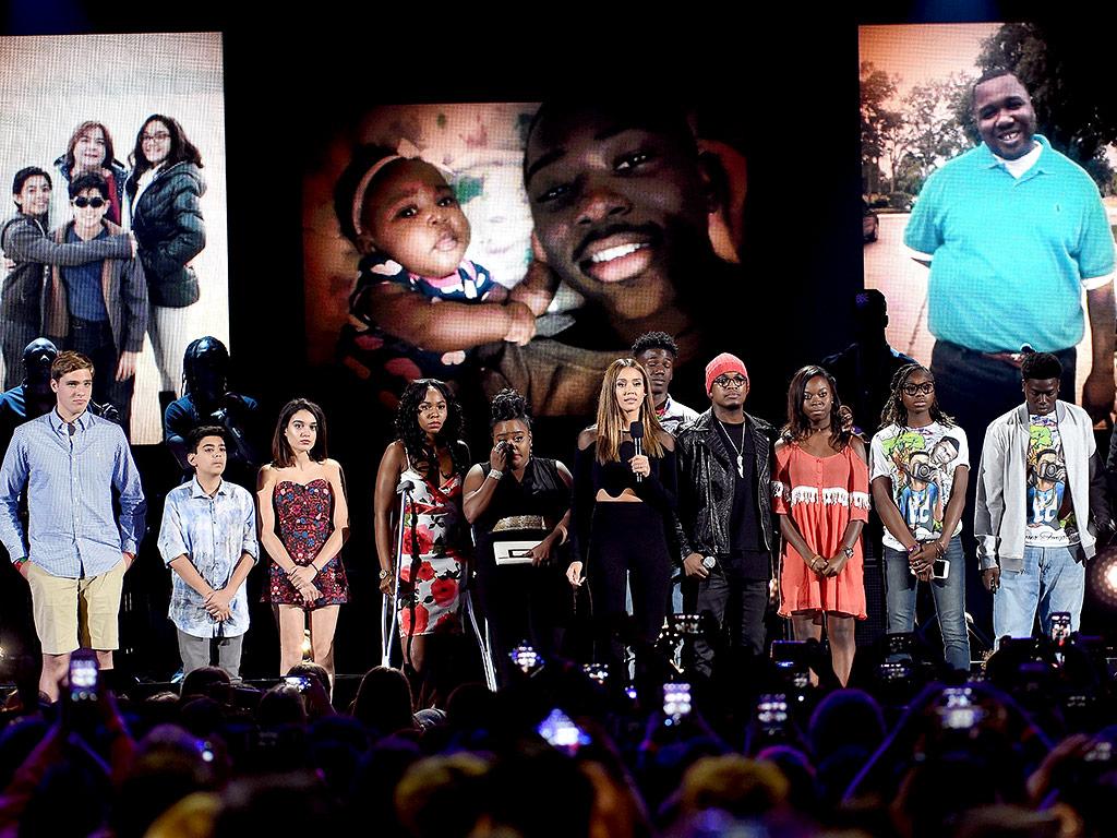 Jessica Alba Introduces Alton Sterling's Son, Orlando Victims and Others Affected by Gun Violence During Teen Choice Awards