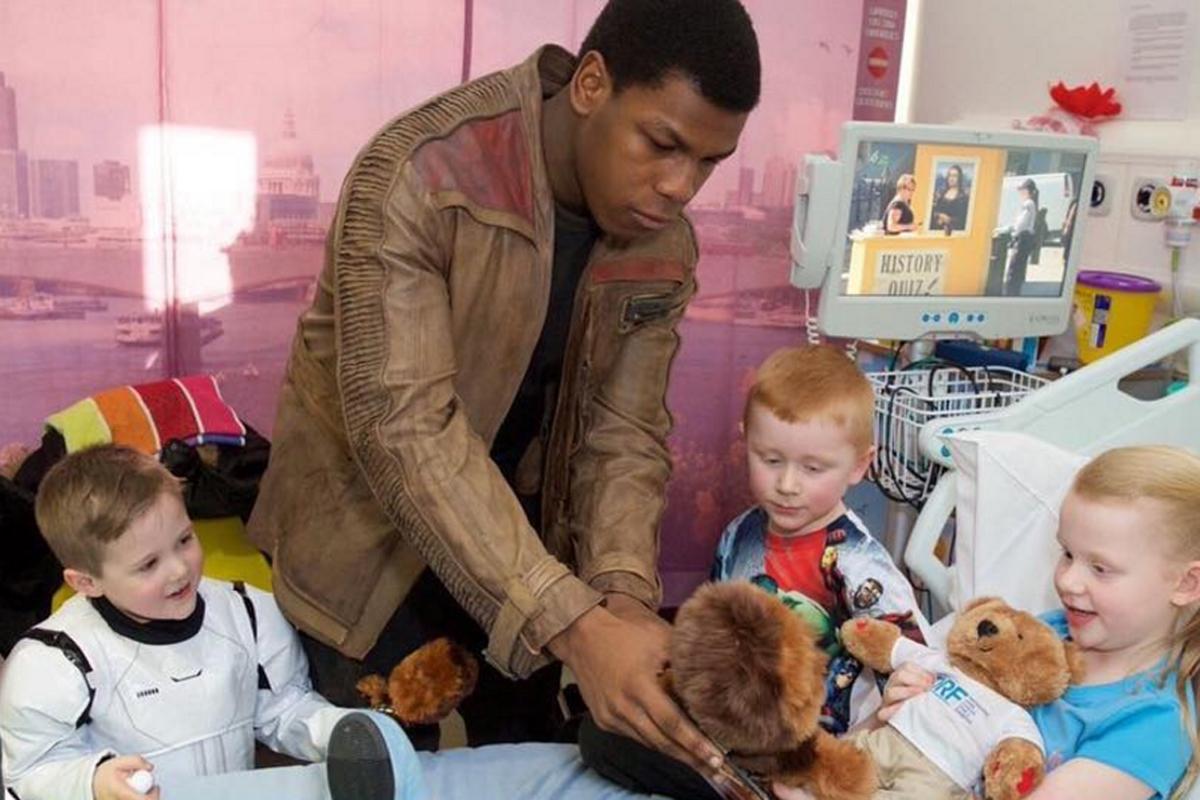 John Boyega dressed up as Finn to visit a children's hospita