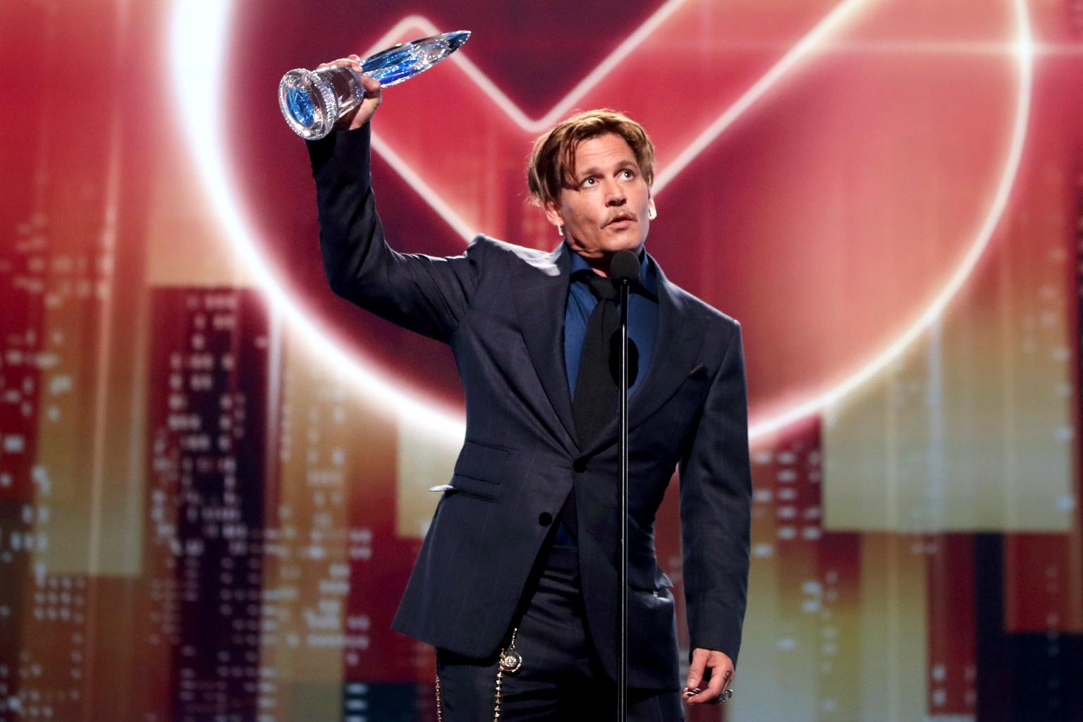 Johnny Depp Thanks Fans Who â€˜Stood By Me, Trusted Meâ€™ at 2017 Peopleâ€™s Choice Awards