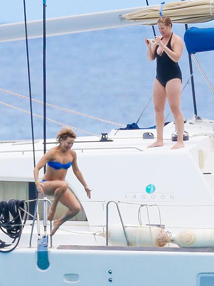 Kate Hudson Diving! Jennifer Lawrence Pyramid! 5 Reasons Why Amy Schumer Is the Best Vacation Pal