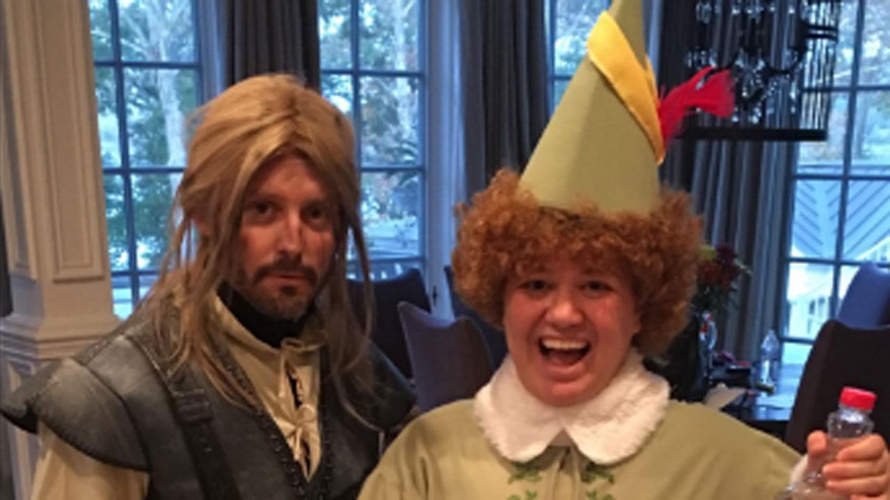 Kelly Clarkson Gets in Christmas Spirit on Halloween With Awesome 'Elf' Costume