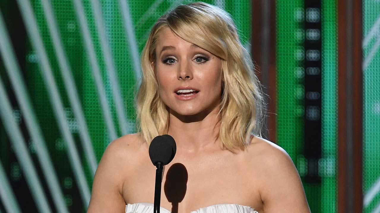 Kristen Bell Proves She Doesn't Need a Teleprompter During Pro People's Choice Awards Save -- Watch!