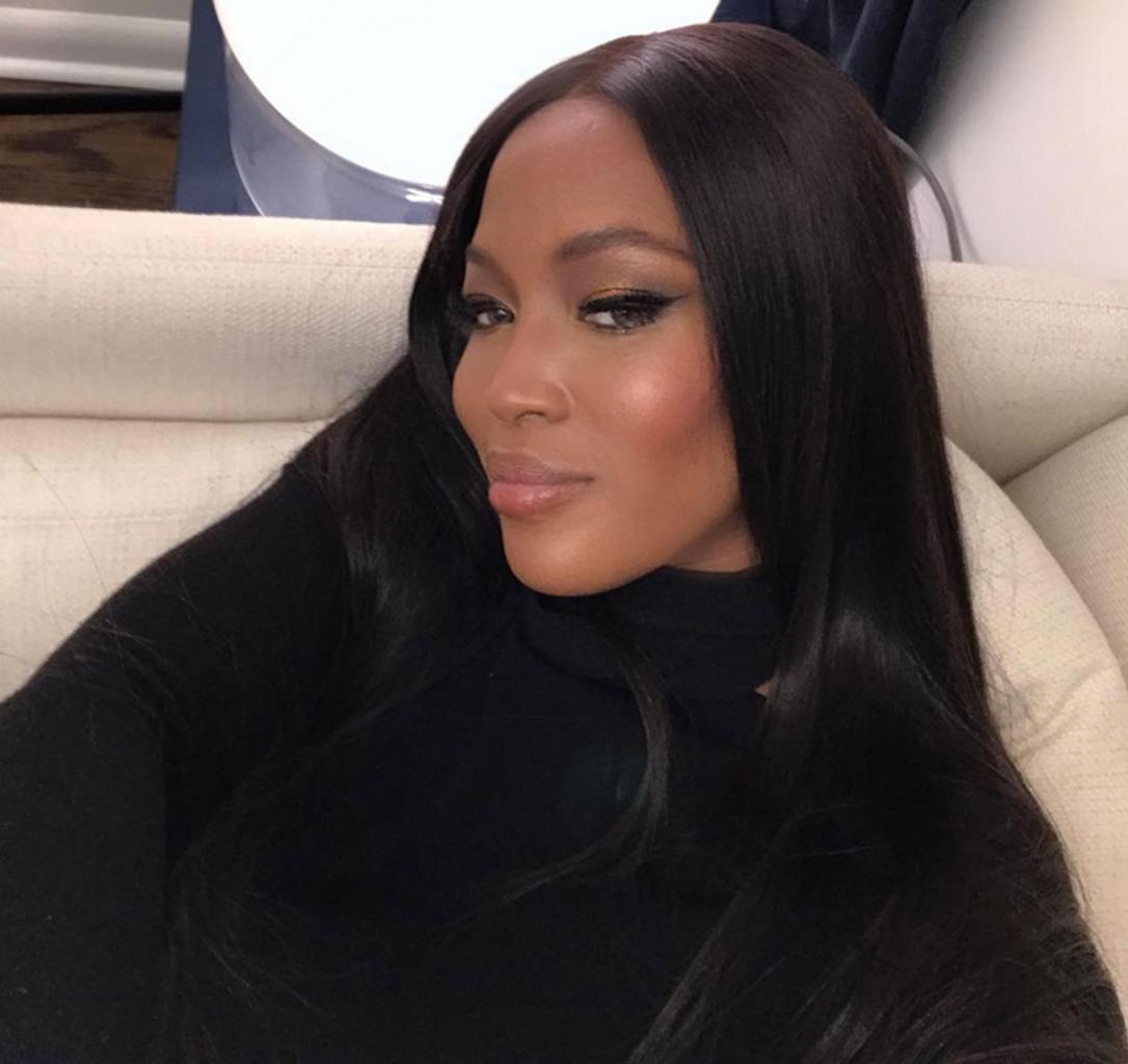 Naomi Campbell Does Her Metallic Makeup Exactly How You’d Guess (Using a Mirrored Clutch)