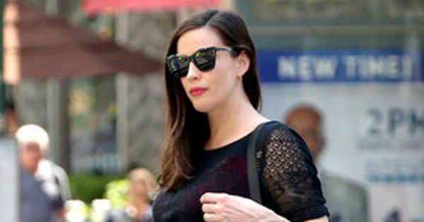 Pregnant Liv Tyler Pokes Fun at Her 