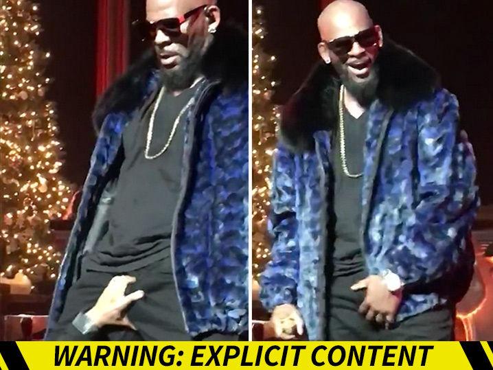 R. Kelly -- Fan Grabs Handful of Chestnuts During Christmas Concert (Video)