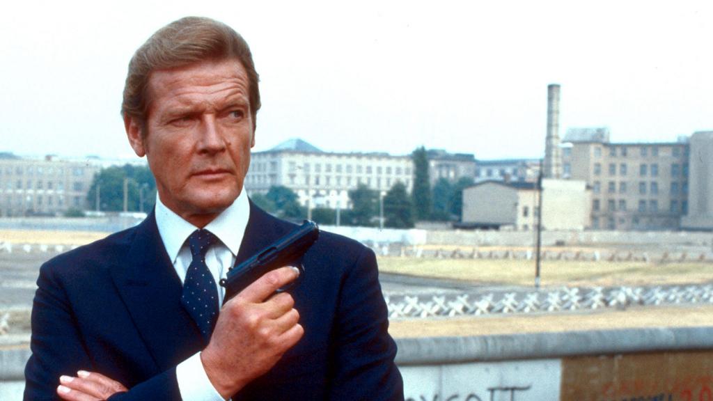 Roger Moore, the Suave James Bond in Seven Films, Dies at 89