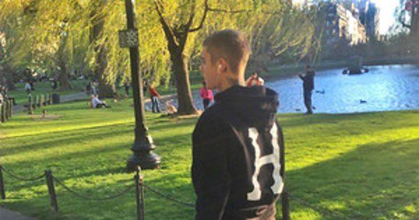 Shoeless Justin Bieber Wanders Around Boston Park and Feeds a Squirrel