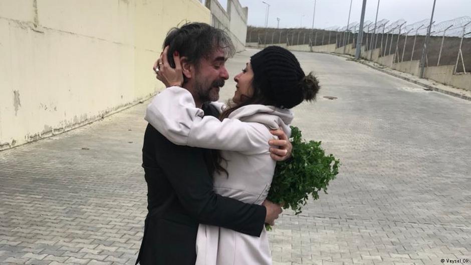 German journalist Deniz YÃ¼cel released from jail in Turkey lawyer