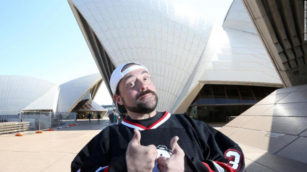 Kevin Smith tweets he had massive heart attack