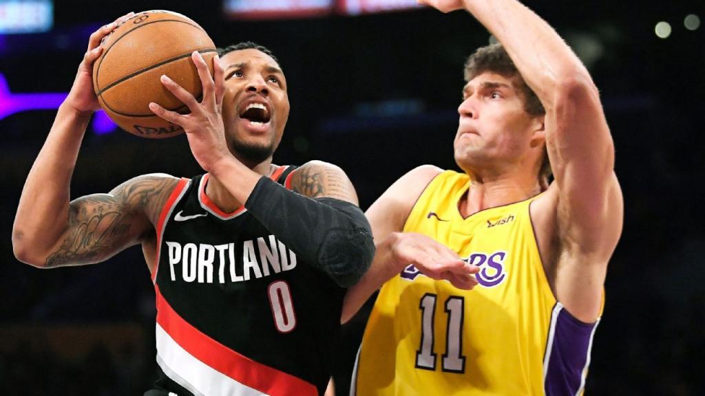 Damian Lillard scores 15 straight for Blazers in fourth quarter to close out Lakers