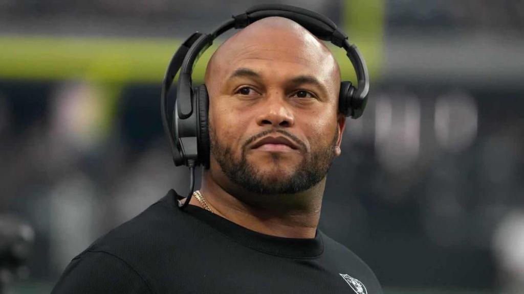 Who is Antonio Pierce Raiders tab former NFL linebacker as Josh McDaniels replacement following firing